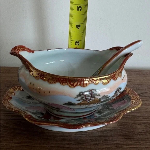 Elegant Japanese Porcelain Gravy Boat with Spoon - Picture 7 of 7